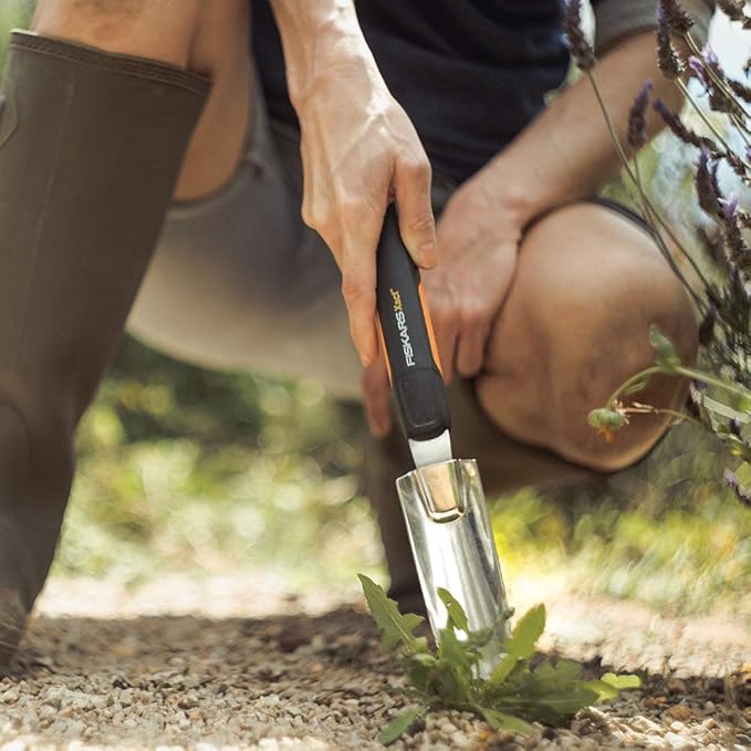 Fiskars Xact Hand Weeder, Garden Tool, Stainless Steel Blade with Sharpened and Serrated Edge for All Gardening Tasks, SoftGrip Handle