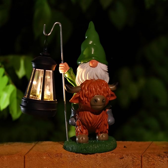 Garden Gnomes Outdoor, Highland Cow Decor, Gnome Garden Decor with Solar Lights, Gnomes Cow Decor for Outside, Gnomes Decorations for Yard, St Patricks Day Gnomes Decorations(Green)