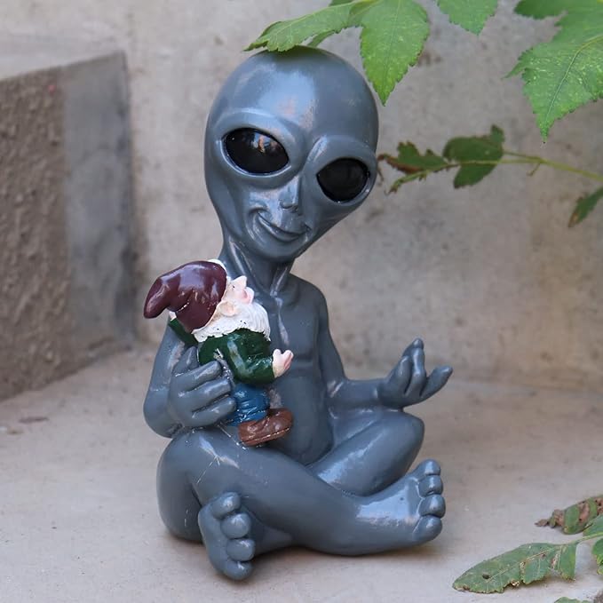 Dnoifne Alien Hugging Gnome Garden Decoration Statue, Resin Alien Dwarf Statue, Waterproof Garden Alien and Gnome Statue for Patio Lawn Porch Decoration Birthday Gifts Housewarming Gifts
