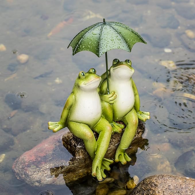 Couple Frogs Outdoor Statue - Frogs Decor Resin Happy Couple Hold an Umbrella Garden Statue Frog Garden Décor for Patio Yard Lawn Porch Gardening Décor 8.5" x 11" x 6.5"